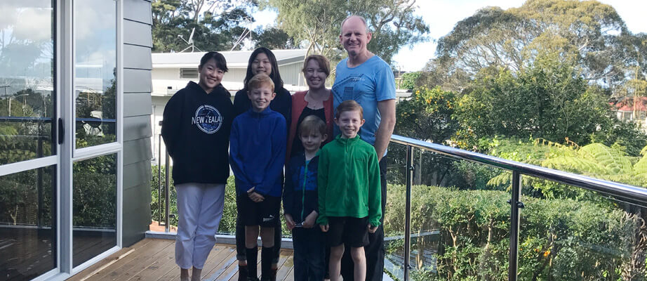 ニュージーランドのホームステイ先のご家族との記念写真