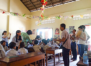 現地の学校で子どもたちと交流するカンボジアスタディツアーの様子１