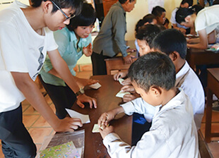 現地の学校で子どもたちと交流するカンボジアスタディツアーの様子２