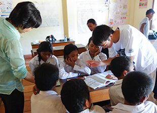 現地の学校で子どもたちと交流するカンボジアスタディツアーの様子３