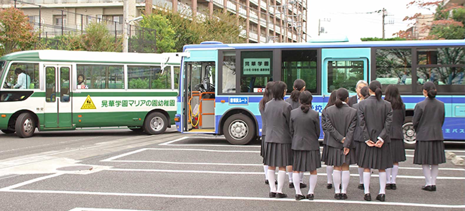 バスの運転手さんと晃華学園の生徒たち