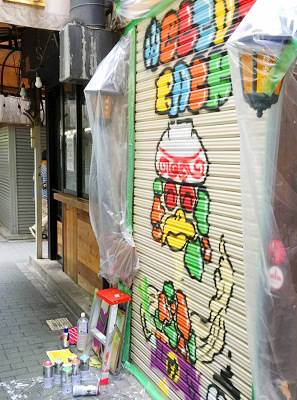９年生が吉祥寺ハモニカ横町で「落書きアート」を描く