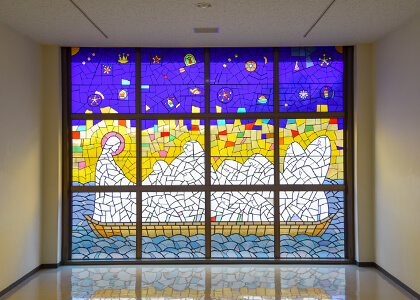 講堂の2階ロビーにある清泉女学院で１番大きなステンドグラス「ガリラヤ湖上のイエスと弟子たち」