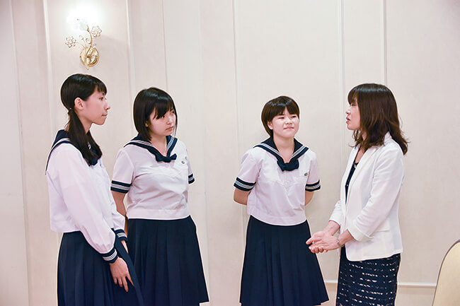 インタビューに答える豊島岡女子学園高等学校の３名の生徒さんと、国語科教諭の山下文子先生