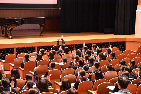 「Academic Day 2.0」発表会で挙手をする生徒たち