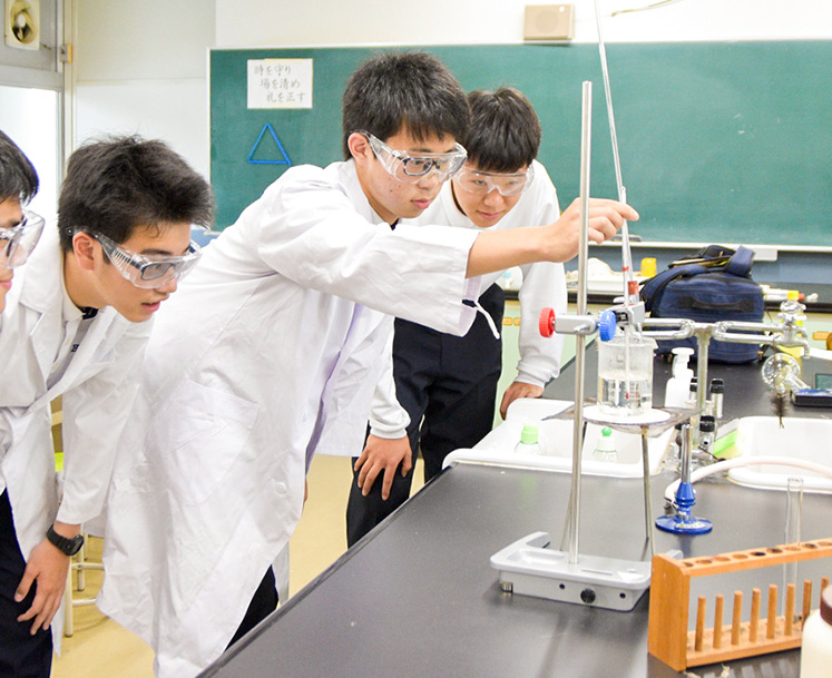 探究心旺盛な報徳学園「理科研究部」